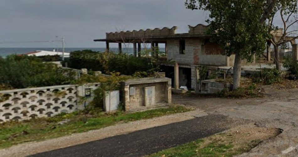 (In foto via Morelli e Silvati numero 58 a Torre a Mare"