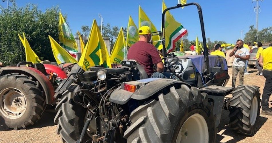 Trattori incatenati davanti a pozzi KO_Campi e colture senza acqua seccano
