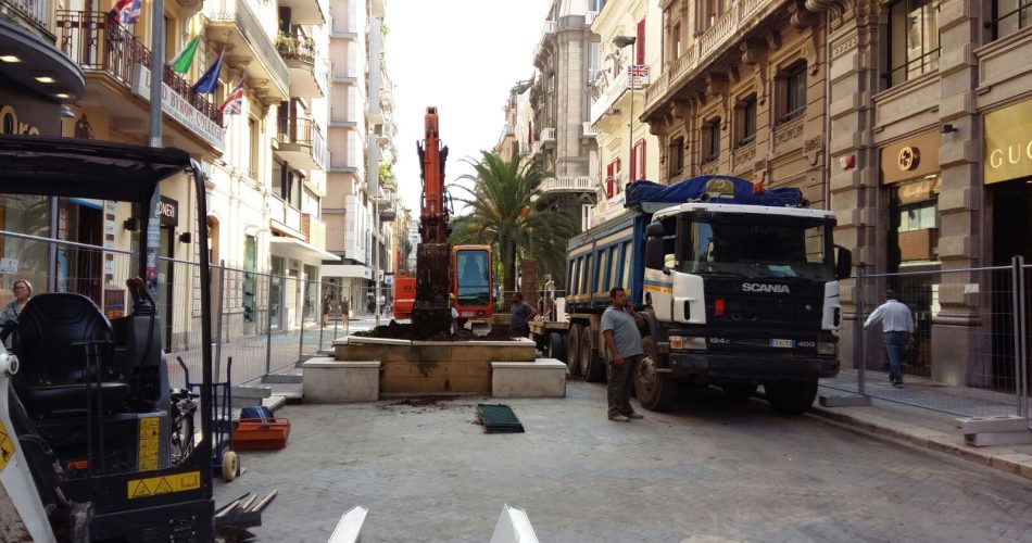Le operazioni di espianto delle palme di via Sparano