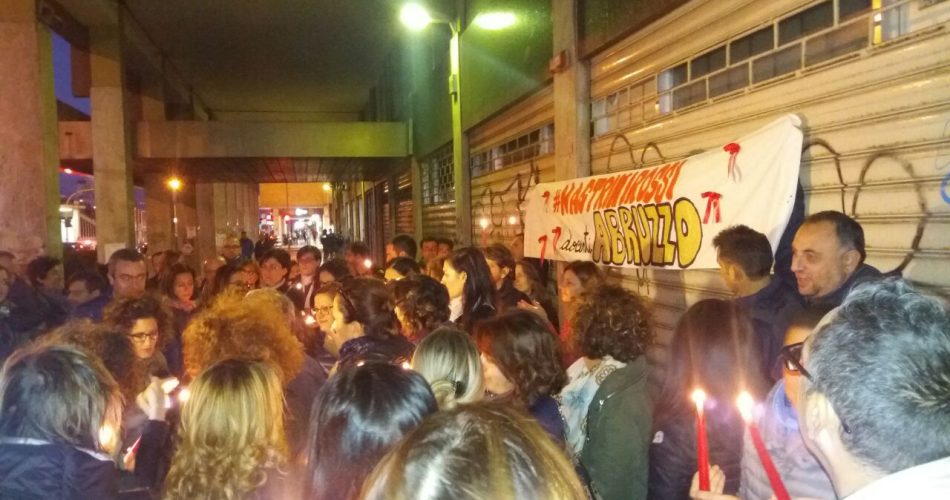 I docenti in protesta sotto la sede del Consiglio regionale