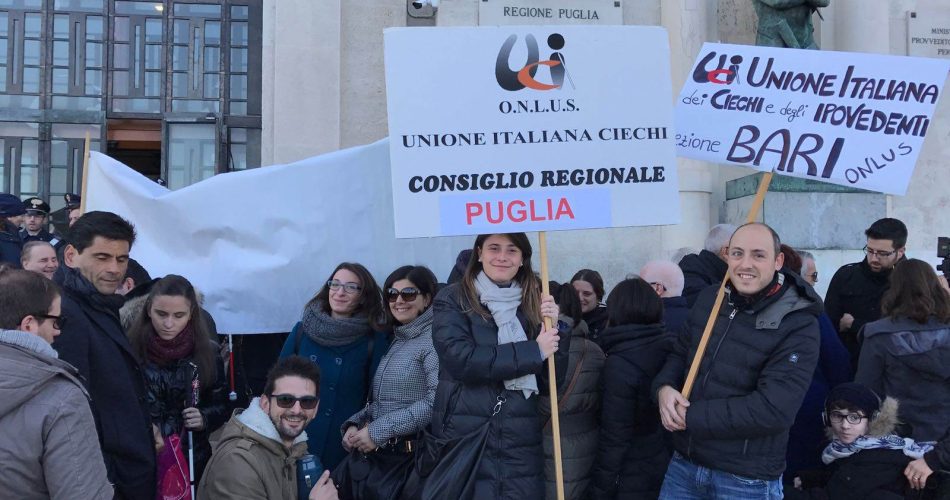 La protesta sotto la sede del Consiglio regionale