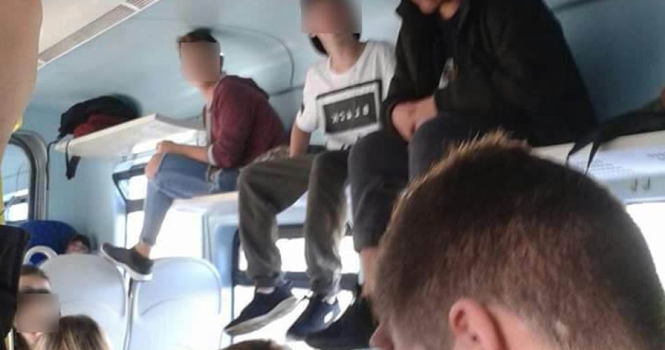 I ragazzi salgono sulle cappelliere riservate ai bagagli