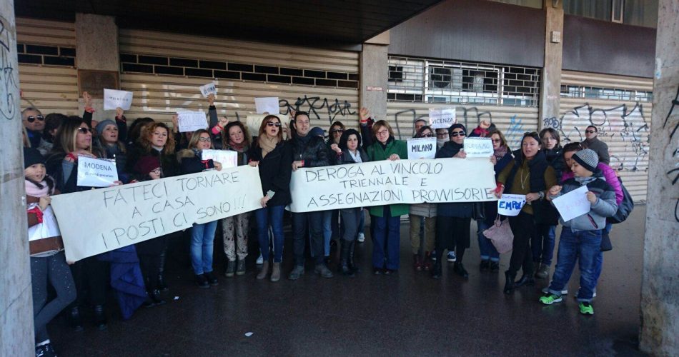 WhatsApp-Image-2016-12-27-at-12.45.13 Il sit-in di protesta dei "Nastrini rossi", i docenti neoassunti
