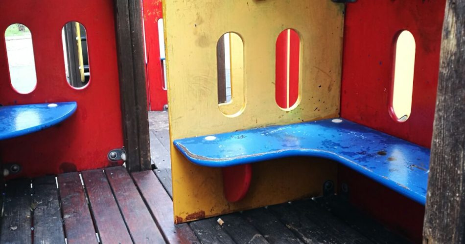 Giostrine sporche in piazza Garibaldi