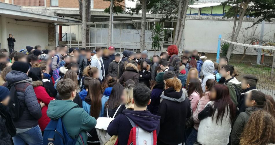 Gli studenti del Majorana nel cortile dell'istituto