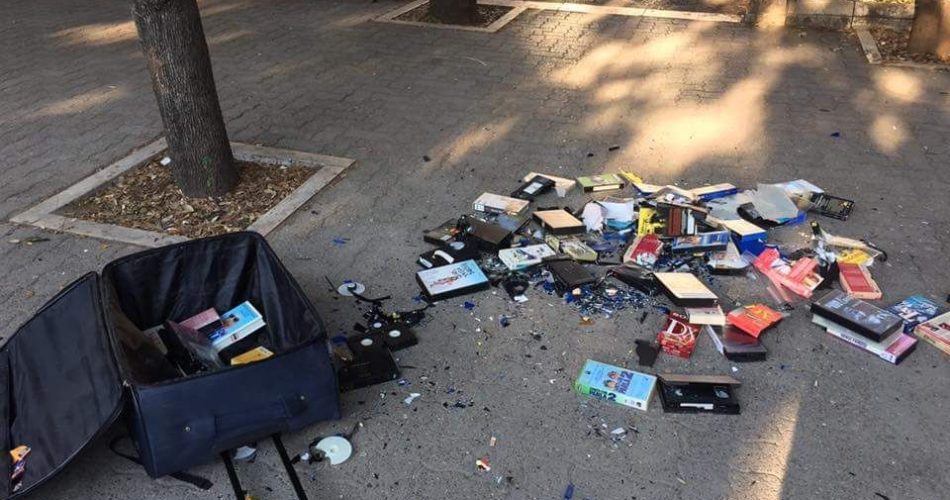 Il trolley divelto in piazza Umberto (Foto di Felicita Scardaccione)