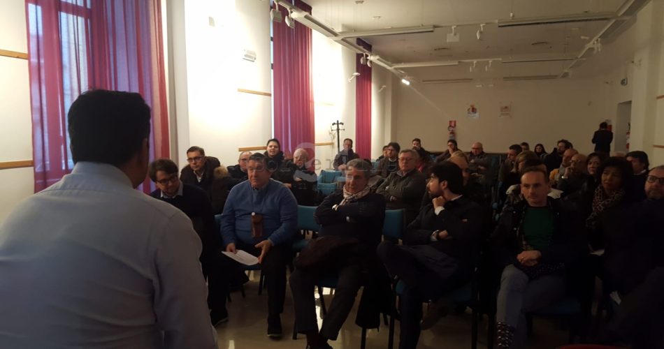 decaro incontra i commercianti per via Manzoni