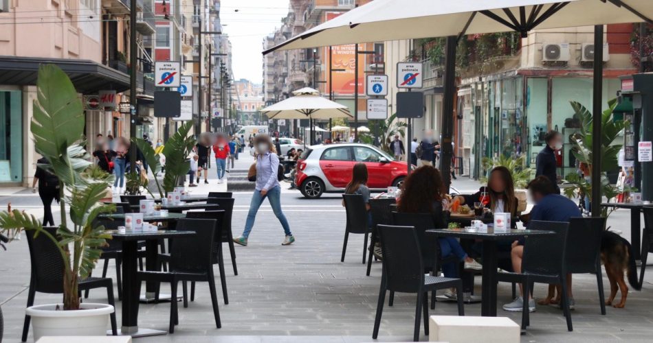 via sparano tavolini distanza