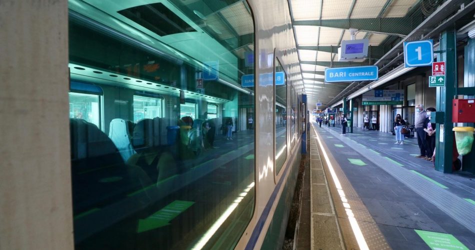stazione bari treno regionale