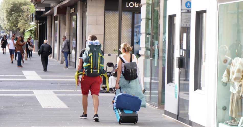 turisti via sparano