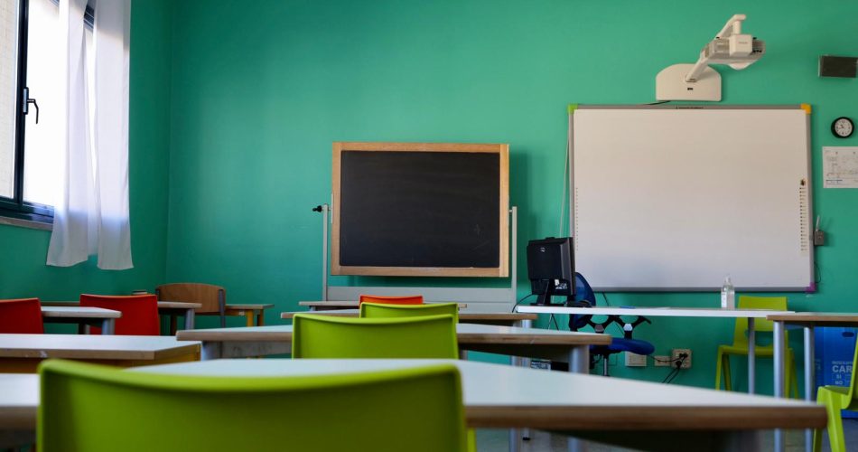 scuola banchi classe