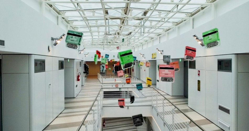 mostra lettere sospese