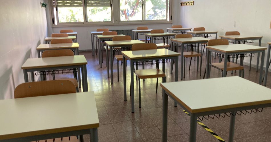 scuola covid classe banchi