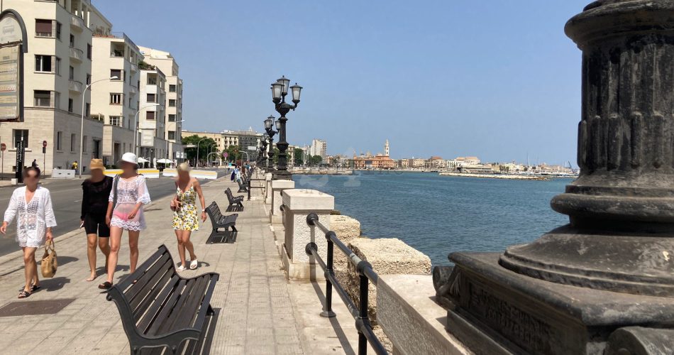 bari lungomare turisti