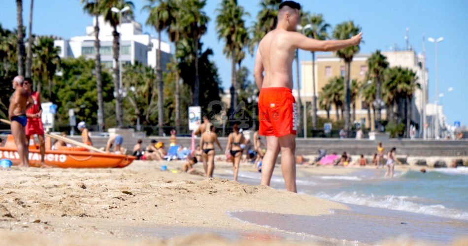 spiaggia mare pane e pomodoro