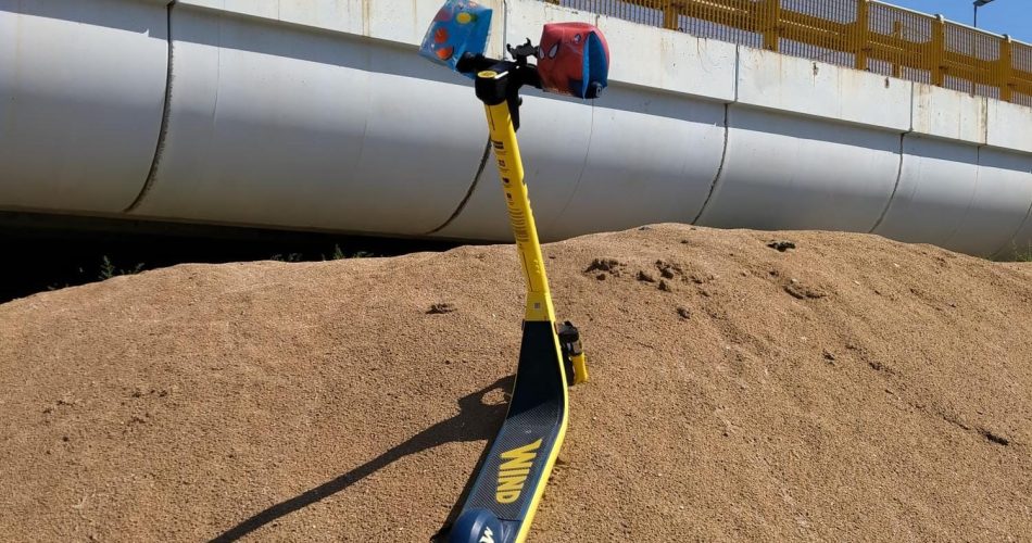 monopattino e rifiuti canalone