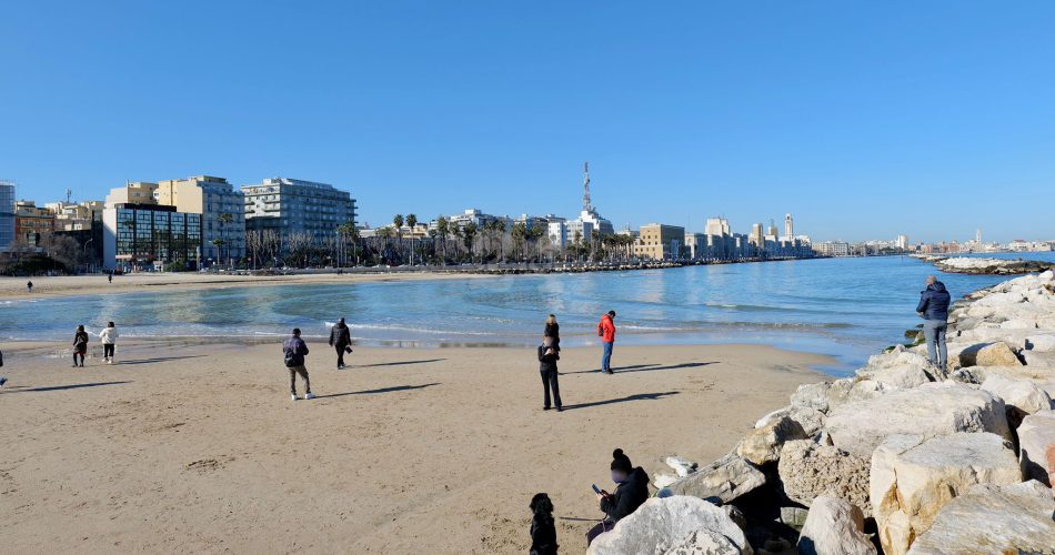 lungomare striscia di sabbia