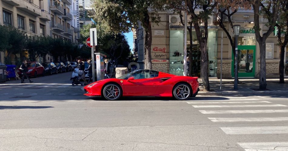 ferrari in divieto