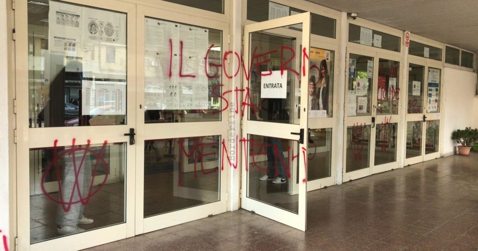 scritte no vax giulio cesare