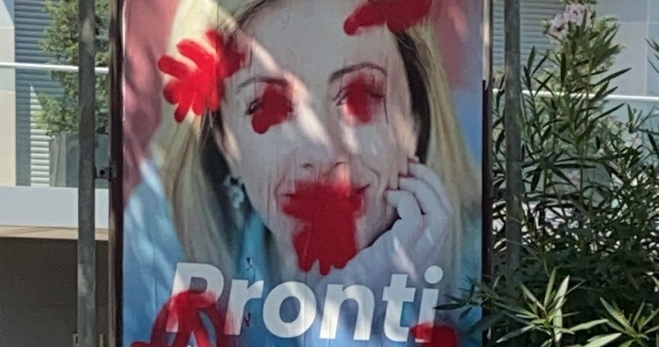 cartelloni imbrattati meloni