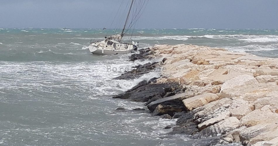 barca vela spiaggiata