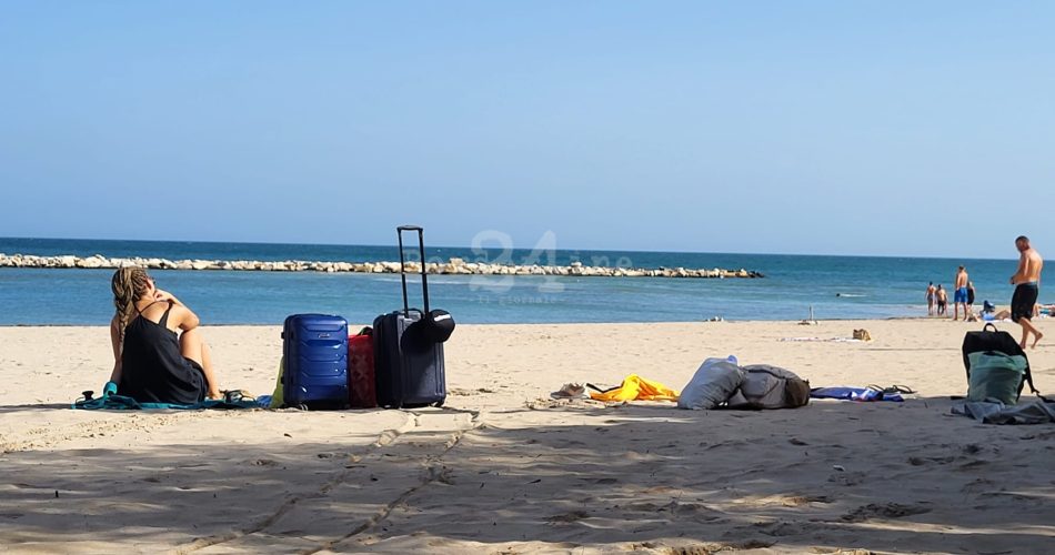 valigie pane e pomodoro turisti