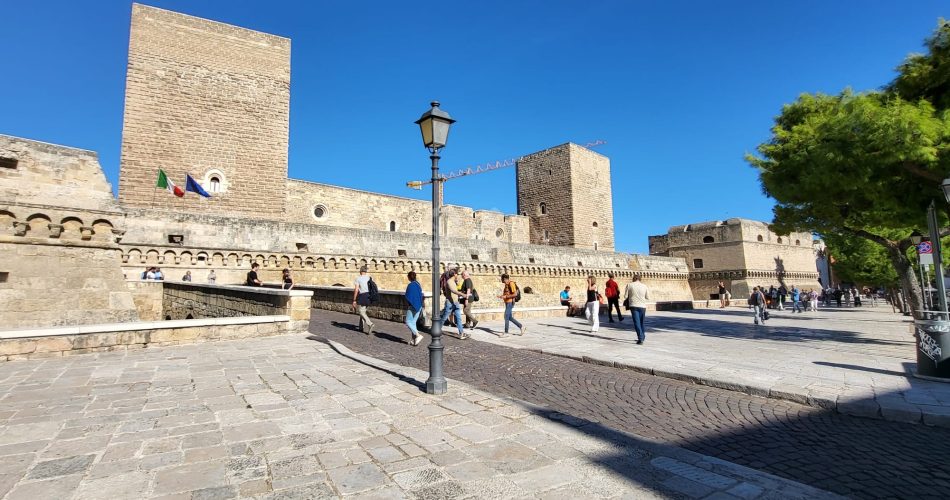 turisti bari castello