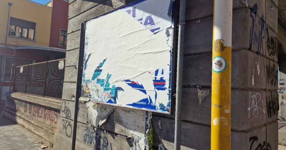 manifesti imbrattati