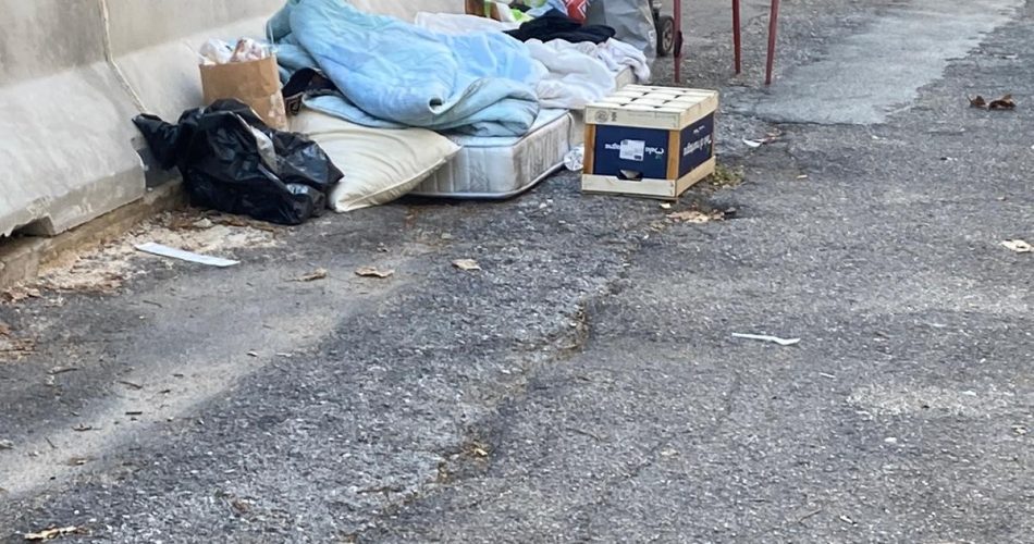 rifiuti corso italia senzatetto