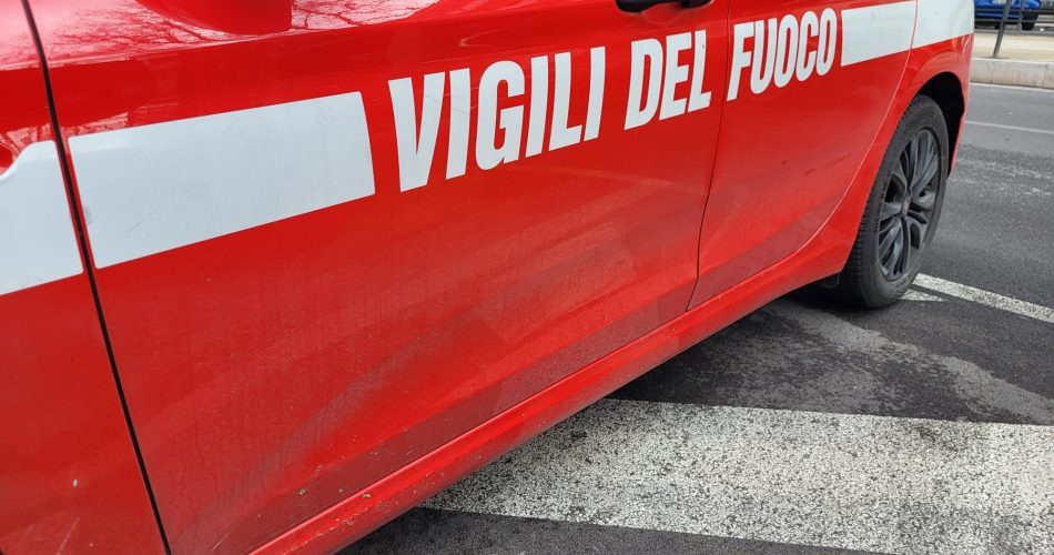 A seguito del crollo della palazzina di via De Amicis, il sindaco Vito Leccese ha firmato un'ordinanza contingibile e urgente a tutela della pubblica incolumità per gli immobili in via Luigi Pinto (numeri 2-4-6-8-10), via De Amicis (numeri 1-3-5-7) e via De Robertis (1-3-5-7), per l'esecuzione di opere urgenti di demolizione controllata, frantumazione e spandimento delle macerie. Il provvedimento incarica la Po.E.Q. Progettazione e Manutenzione Strutture del Comune di Bari di fare eseguire tutti gli accorgimenti atti a evitare qualsiasi ulteriore pericolosa conseguenza del dissesto, al fine di scongiurare il pericolo per la pubblica incolumità e sicurezza urbana, e di procedere con la rimozione delle parti instabili, con l’esecuzione di demolizione controllata della porzione residua della palazzina crollata e successiva frantumazione e spandimento delle macerie.  Il provvedimento, autorizzato dalla Procura di Bari, si è reso necessario dopo i sopralluoghi dei tecnici comunali e dei Vigili del Fuoco, per evitare che lo stato dei luoghi pregiudichi l’incolumità pubblica e la sicurezza urbana, anche in considerazione del fatto che la porzione residua della palazzina confina con edifici adibiti a uso residenziale, prontamente evacuati su disposizione del Comando Provinciale dei Vigili del Fuoco di Bari. All’attualità, appare infatti probabile una imminente evoluzione del dissesto con un collasso progressivo e non controllato delle porzioni non crollate, dunque è urgente evitare ogni ulteriore evoluzione del cedimento.  Nella giornata di ieri il sindaco di Bari Vito Leccese ha ottenuto dalla Procura della Repubblica l'autorizzazione a procedere con estrema urgenza alle attività di demolizione controllata della porzione residua della palazzina crollata in via De Amicis il 5 marzo scorso. Le attività di demolizione sono cominciate oggi, secondo i tempi e le modalità stabilite d'accordo con il prof. Salvatori, consulente nominato dalla Procura.