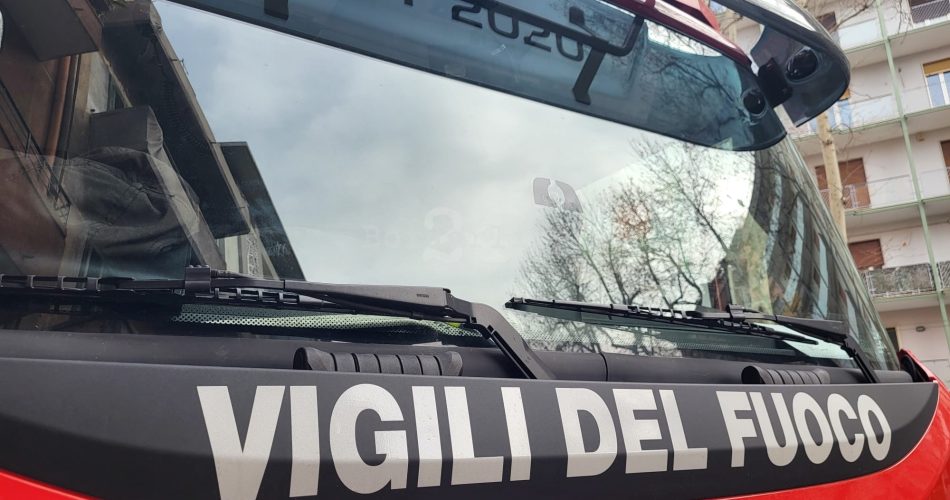 A seguito del crollo della palazzina di via De Amicis, il sindaco Vito Leccese ha firmato un’ordinanza contingibile e urgente a tutela della pubblica incolumità per gli immobili in via Luigi Pinto (numeri 2-4-6-8-10), via De Amicis (numeri 1-3-5-7) e via De Robertis (1-3-5-7), per l’esecuzione di opere urgenti di demolizione controllata, frantumazione e spandimento delle macerie. Il provvedimento incarica la Po.E.Q. Progettazione e Manutenzione Strutture del Comune di Bari di fare eseguire tutti gli accorgimenti atti a evitare qualsiasi ulteriore pericolosa conseguenza del dissesto, al fine di scongiurare il pericolo per la pubblica incolumità e sicurezza urbana, e di procedere con la rimozione delle parti instabili, con l’esecuzione di demolizione controllata della porzione residua della palazzina crollata e successiva frantumazione e spandimento delle macerie. Il provvedimento, autorizzato dalla Procura di Bari, si è reso necessario dopo i sopralluoghi dei tecnici comunali e dei Vigili del Fuoco, per evitare che lo stato dei luoghi pregiudichi l’incolumità pubblica e la sicurezza urbana, anche in considerazione del fatto che la porzione residua della palazzina confina con edifici adibiti a uso residenziale, prontamente evacuati su disposizione del Comando Provinciale dei Vigili del Fuoco di Bari. All’attualità, appare infatti probabile una imminente evoluzione del dissesto con un collasso progressivo e non controllato delle porzioni non crollate, dunque è urgente evitare ogni ulteriore evoluzione del cedimento. Nella giornata di ieri il sindaco di Bari Vito Leccese ha ottenuto dalla Procura della Repubblica l’autorizzazione a procedere con estrema urgenza alle attività di demolizione controllata della porzione residua della palazzina crollata in via De Amicis il 5 marzo scorso. Le attività di demolizione sono cominciate oggi, secondo i tempi e le modalità stabilite d’accordo con il prof. Salvatori, consulente nominato dalla Procura. A seguito del crollo della palazzina di via De Amicis, il sindaco Vito Leccese ha firmato un'ordinanza contingibile e urgente a tutela della pubblica incolumità per gli immobili in via Luigi Pinto (numeri 2-4-6-8-10), via De Amicis (numeri 1-3-5-7) e via De Robertis (1-3-5-7), per l'esecuzione di opere urgenti di demolizione controllata, frantumazione e spandimento delle macerie. Il provvedimento incarica la Po.E.Q. Progettazione e Manutenzione Strutture del Comune di Bari di fare eseguire tutti gli accorgimenti atti a evitare qualsiasi ulteriore pericolosa conseguenza del dissesto, al fine di scongiurare il pericolo per la pubblica incolumità e sicurezza urbana, e di procedere con la rimozione delle parti instabili, con l’esecuzione di demolizione controllata della porzione residua della palazzina crollata e successiva frantumazione e spandimento delle macerie. Il provvedimento, autorizzato dalla Procura di Bari, si è reso necessario dopo i sopralluoghi dei tecnici comunali e dei Vigili del Fuoco, per evitare che lo stato dei luoghi pregiudichi l’incolumità pubblica e la sicurezza urbana, anche in considerazione del fatto che la porzione residua della palazzina confina con edifici adibiti a uso residenziale, prontamente evacuati su disposizione del Comando Provinciale dei Vigili del Fuoco di Bari. All’attualità, appare infatti probabile una imminente evoluzione del dissesto con un collasso progressivo e non controllato delle porzioni non crollate, dunque è urgente evitare ogni ulteriore evoluzione del cedimento. Nella giornata di ieri il sindaco di Bari Vito Leccese ha ottenuto dalla Procura della Repubblica l'autorizzazione a procedere con estrema urgenza alle attività di demolizione controllata della porzione residua della palazzina crollata in via De Amicis il 5 marzo scorso. Le attività di demolizione sono cominciate oggi, secondo i tempi e le modalità stabilite d'accordo con il prof. Salvatori, consulente nominato dalla Procura.