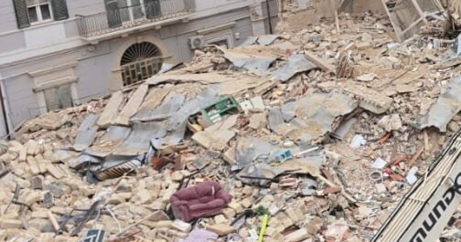 crollo palazzina dettaglio divano