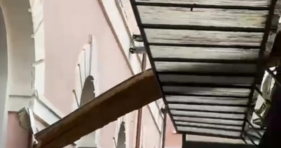 tettoia caduta manifattura