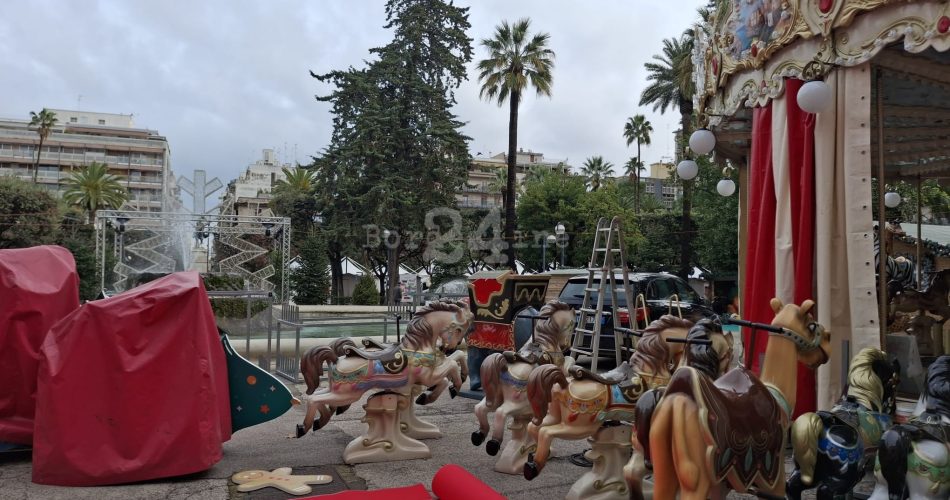 lavori villaggio Babbo Natale piazza Umberto