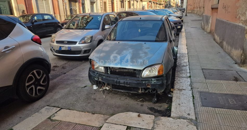 Auto Libertà abbandonata