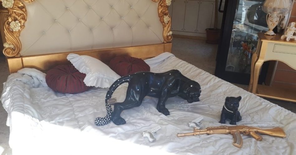 Kalashnikov e pistole in ceramica in vetrina negozio a Bari