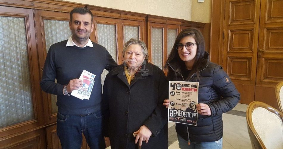 al centro la sorella di Benedetto Petrone