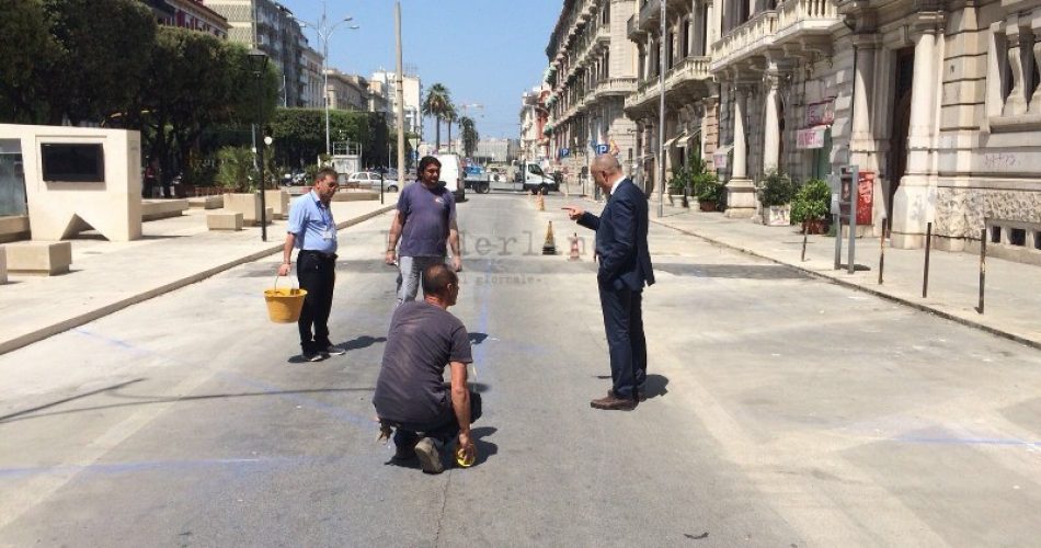 al via il rifacimento della segnaletica per posti auto su corso Cavour vicino la piazzetta 3