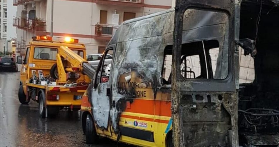 ambulanze bruciate misericordia martina franca (1)