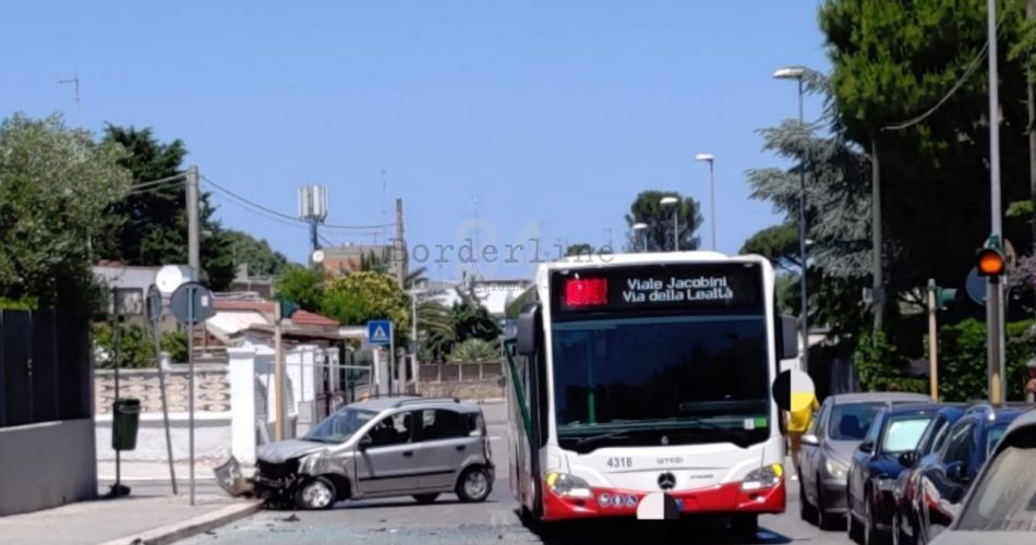 auto contro bus palese