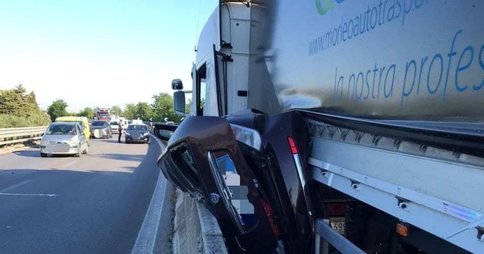 auto schiacciata da tir