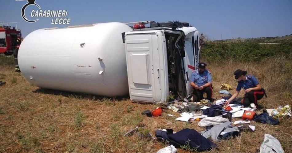 Autocisterna con gpl si ribalta nel Salento