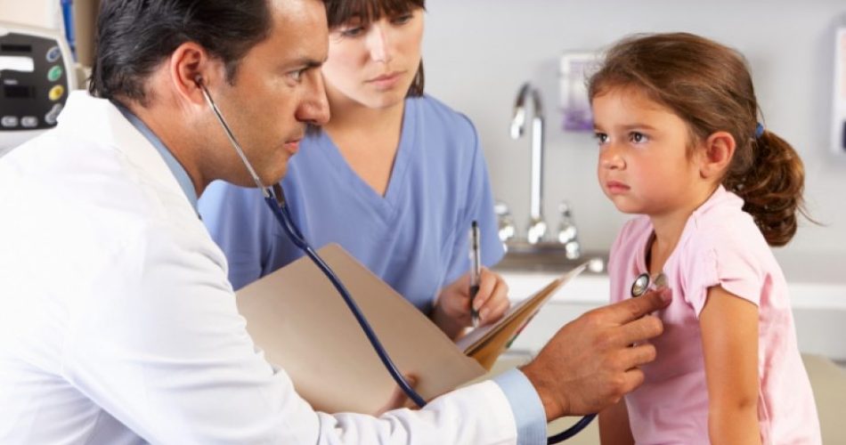bambina visita pediatra