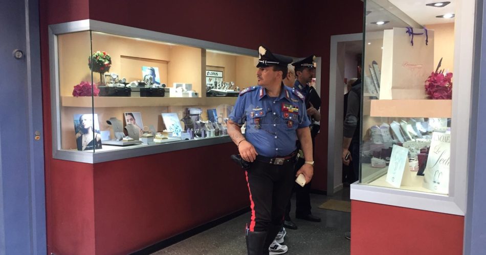 carabinieri gioielleria via manzoni
