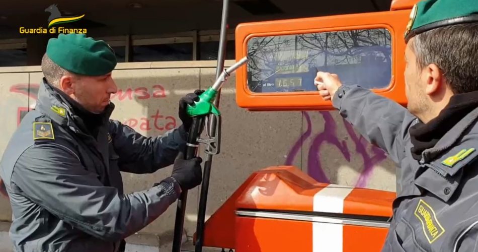 caro benzina guardia di finanza
