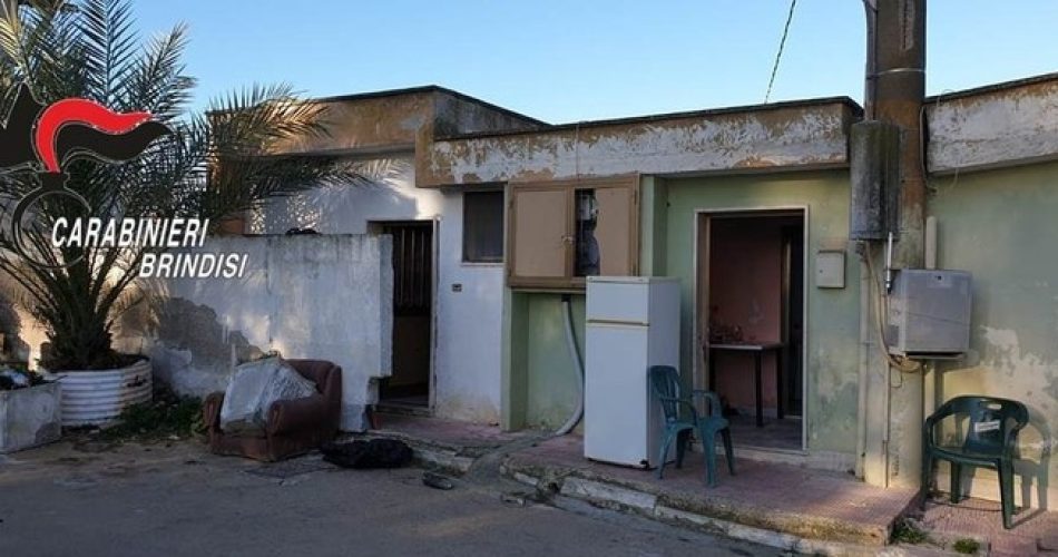 Casolare con 50 migranti a Brindisi