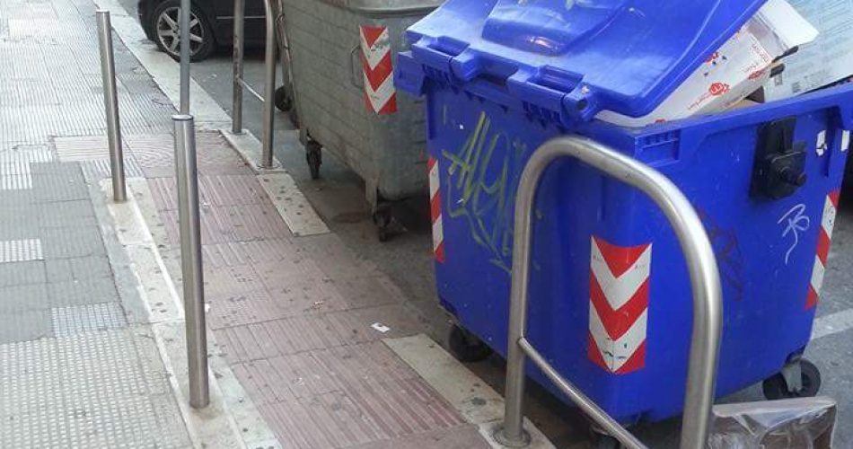 Cassonetti Davanti Alla Rampa Dei Disabili