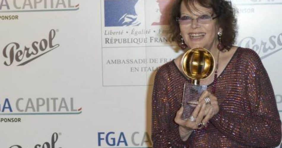 Claudia Cardinale Con Il Premio Alla Carriera E