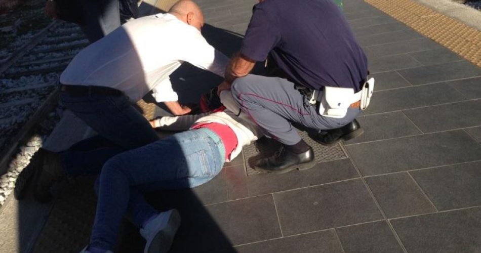 Gli agenti di polizia ferroviaria di Bari prestano soccorso alla ragazza