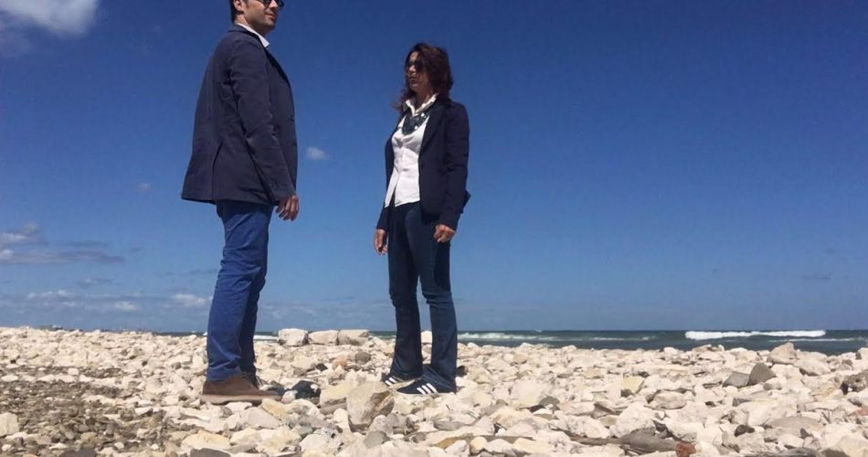 Comunicato Spiaggia Animali Zampe L'assessore Palone e il consigliere comunale Sisto durante il sopralluogo a Torre Quetta
